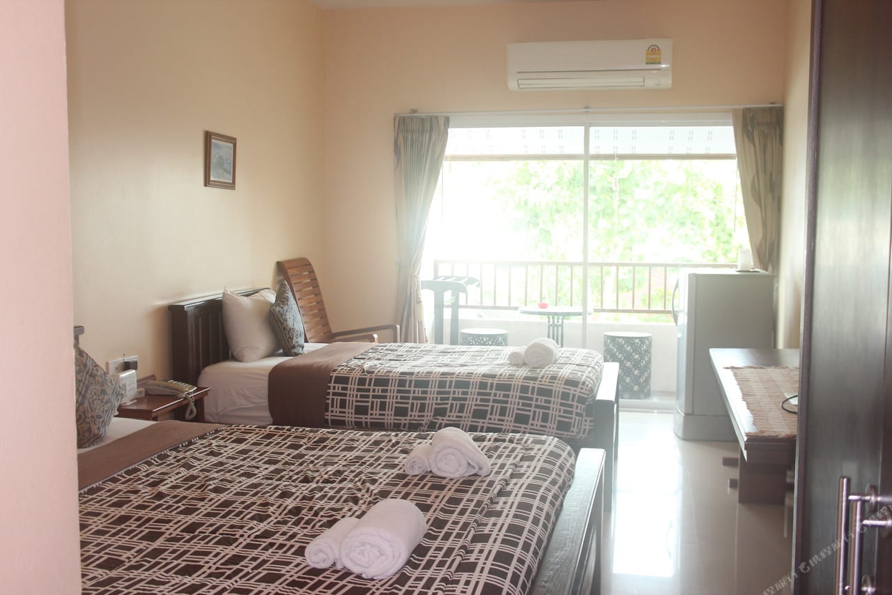มุมล็อบบี้และพื้นที่นั่งเล่นของ Baanmalai Guest House เชียงราย มีชา-กาแฟฟรีตลอดวัน