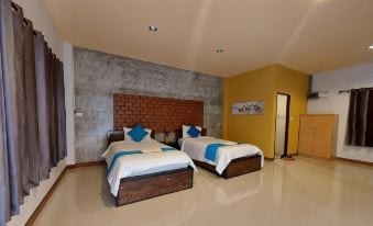 บรรยากาศบังกะโลริมน้ำของ Ban Naam Resort แม่สาย ท่ามกลางสวนและบึงน้ำ