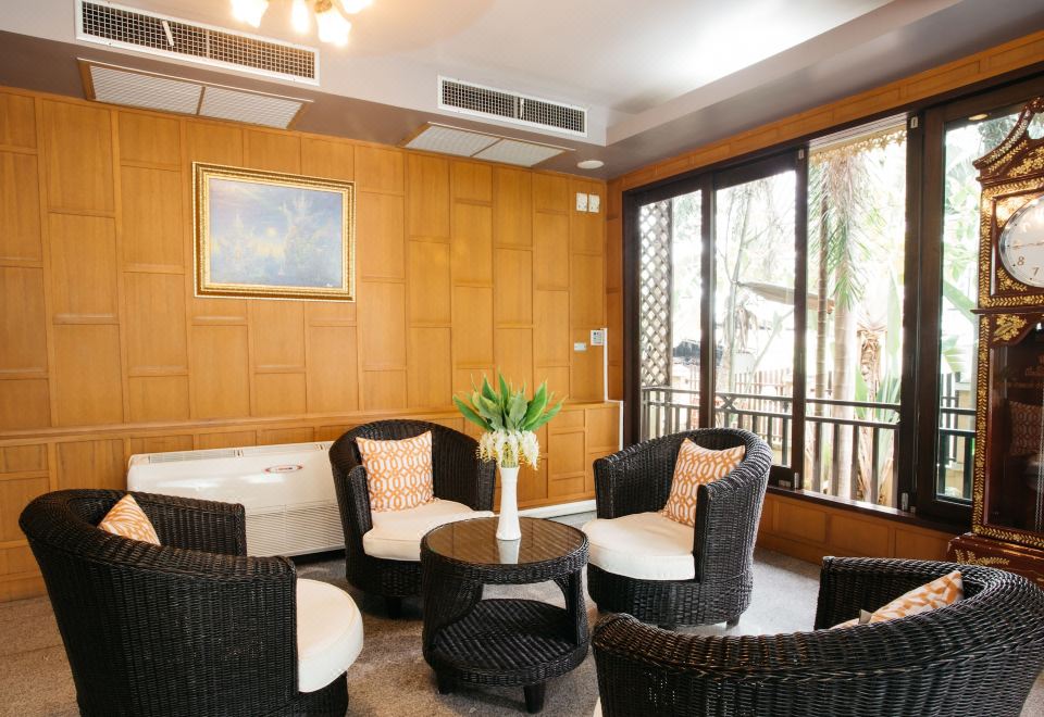 ห้องพักตกแต่งด้วยผนังไม้และเฟอร์นิเจอร์โทนอุ่นของ Diamond Park Inn