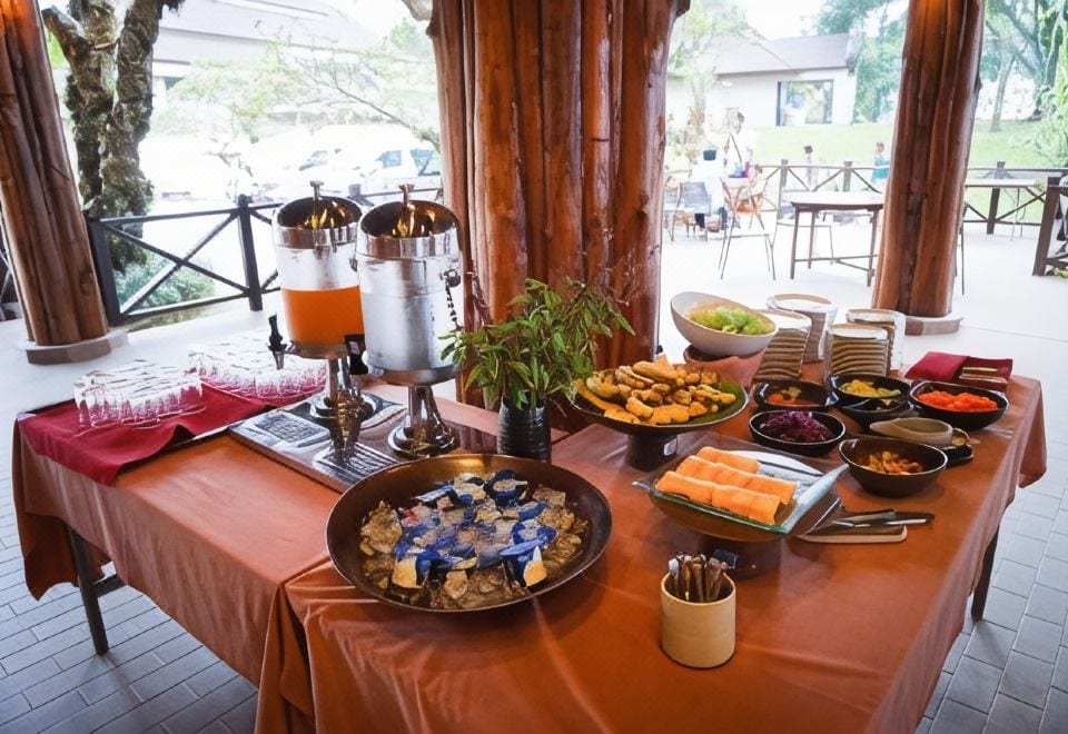 มุมร้านอาหารและพื้นที่นั่งของ DoiTung Lodge เสิร์ฟอาหารไทยและกาแฟดอยตุง