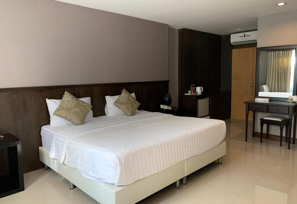 ห้องพักสะอาดโทนสว่างของ Homey Dormy Chiangrai พร้อมเตียงและแอร์
