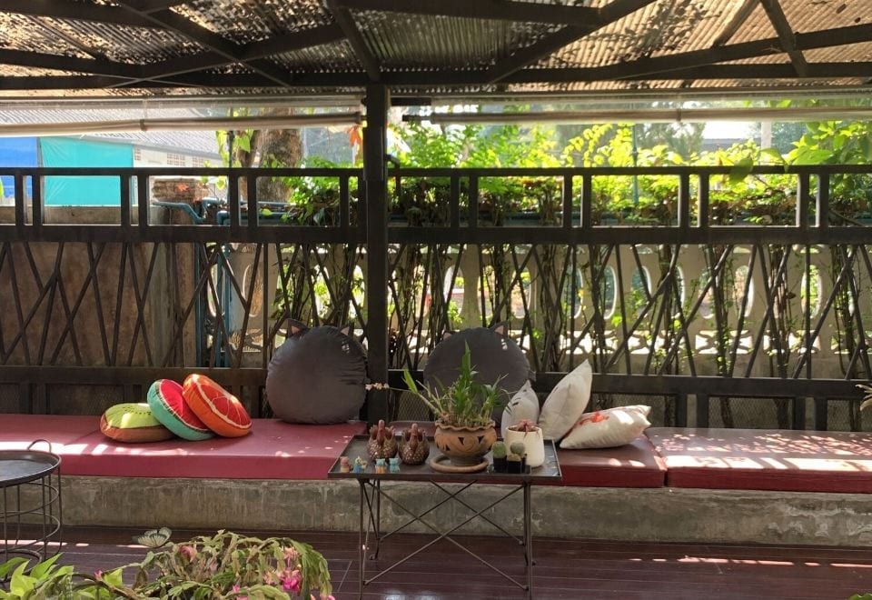 พื้นที่ส่วนกลางและมุมนั่งเล่นของ Homey Dormy Chiangrai บรรยากาศอบอุ่นแบบบ้าน