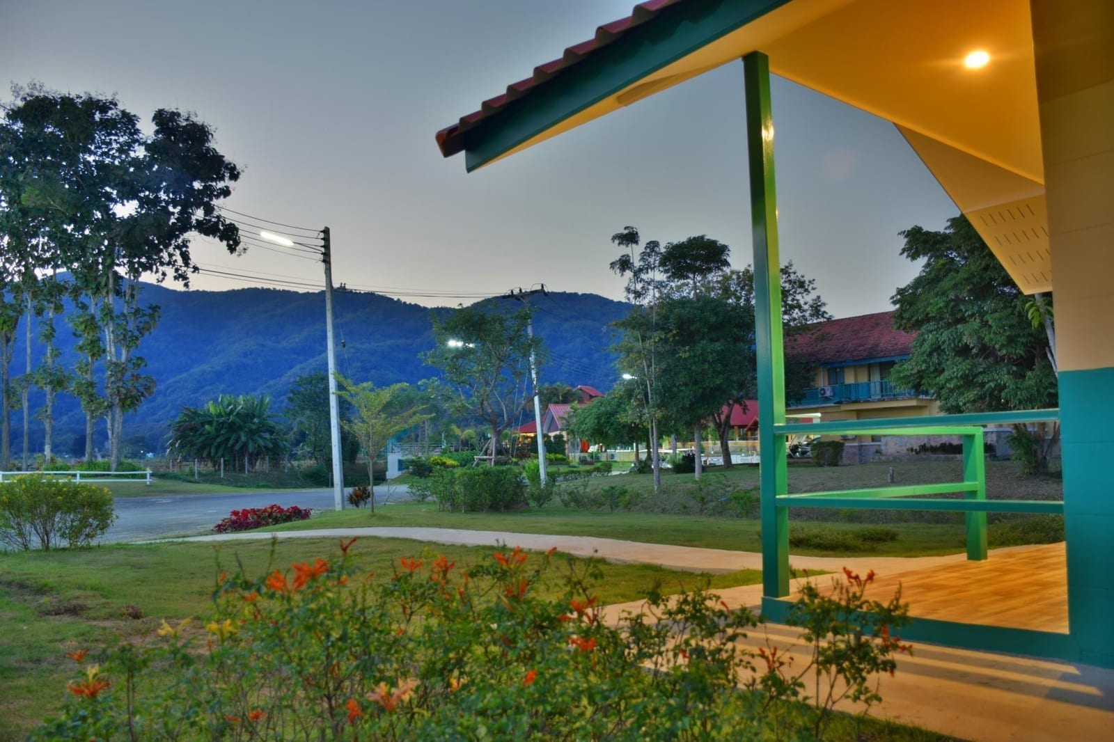 สระว่ายน้ำกลางแจ้งของ Kaeo Fa Sai Resort เชียงราย มองออกไปเห็นทุ่งนาและแนวภูเขา