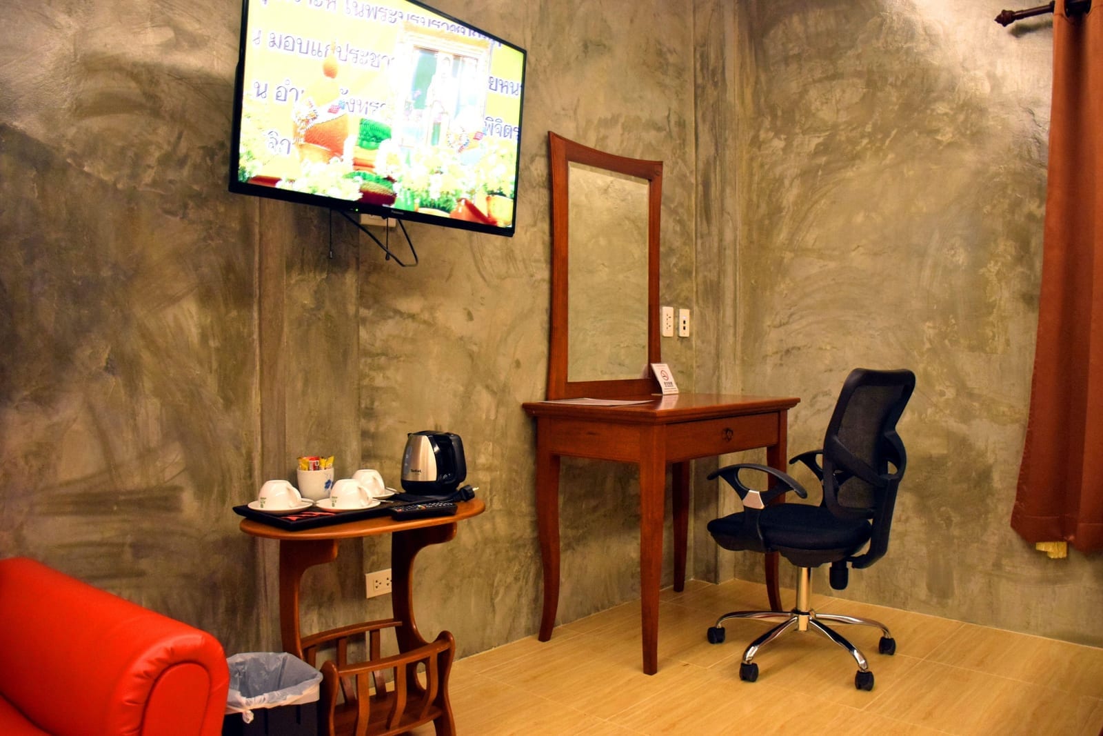 บริเวณร้านอาหารไทย Not Square ของแก้วฟ้าใส รีสอร์ท ตกแต่งโปร่งสบายเปิดรับวิวสวน