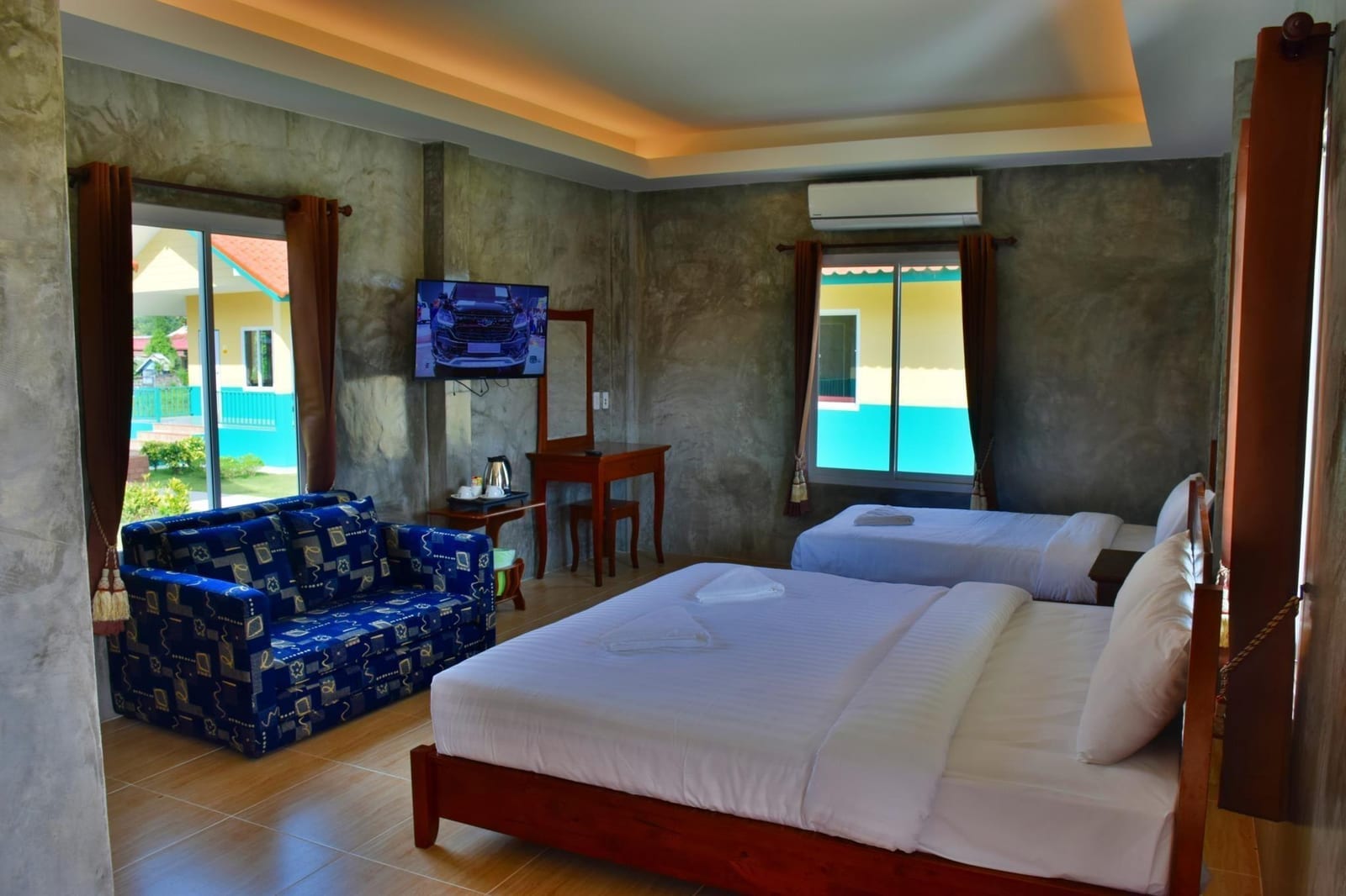 ห้องพักบังกะโลของ Kaeo Fa Sai Resort เชียงราย ตกแต่งเรียบสะอาด มีระเบียงส่วนตัว