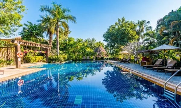 วิวสวีทและระเบียงส่วนตัวของ Katiliya Mountain Resort มองออกไปเห็นทิวเขาและหุบเขาเขียวขจีของแม่จัน