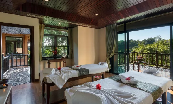 สระว่ายน้ำอินฟินิตี้ของ Katiliya Mountain Resort มองวิวหุบเขาแม่จันและป่าเขาเชียงราย