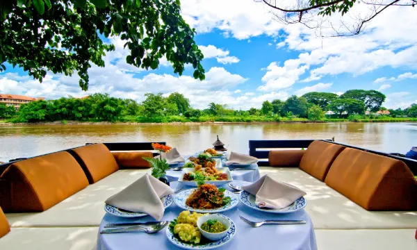 ร้านอาหารริมน้ำ Sala Rim Nam บนระเบียงมองเห็นแม่น้ำกก