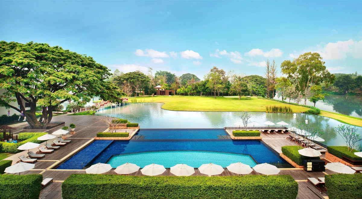 สระว่ายน้ำกลางแจ้งริมแม่น้ำกกของ Le Meridien Chiang Rai Resort