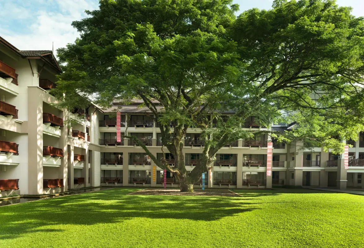 สวนและอาคารรีสอร์ตท่ามกลางพื้นที่สีเขียว 26 ไร่