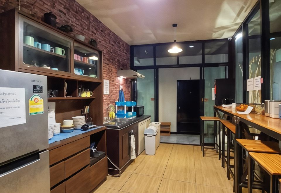 สระว่ายน้ำขนาดเล็กและมุมพักผ่อนของ Mercy Hostel เชียงราย
