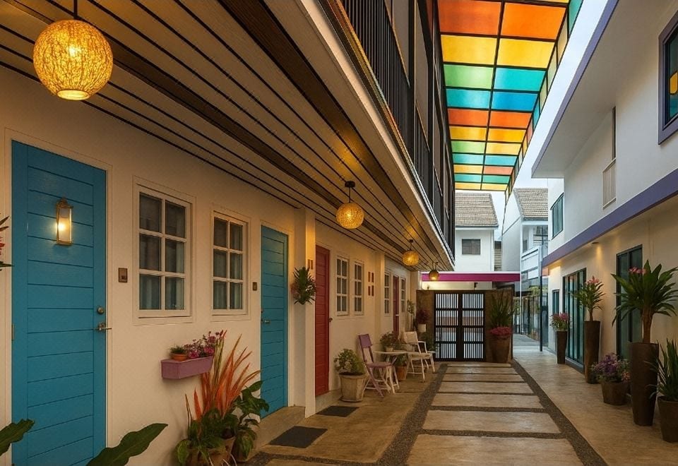 ห้องพักของ Na-Rak-O Resort เชียงราย โทนสดใสพร้อมเตียงนอนสบายและมุมนั่งเล่น