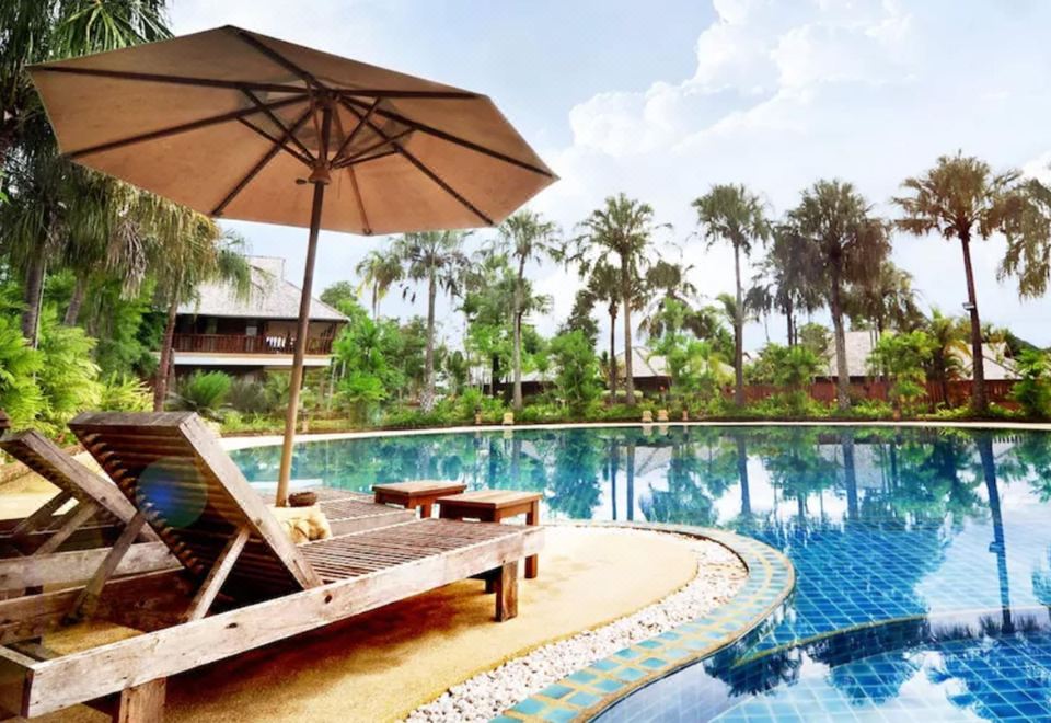 อาคารคอตเทจของ Phowadol Resort กระจายอยู่ในสวนเขียวร่มรื่น