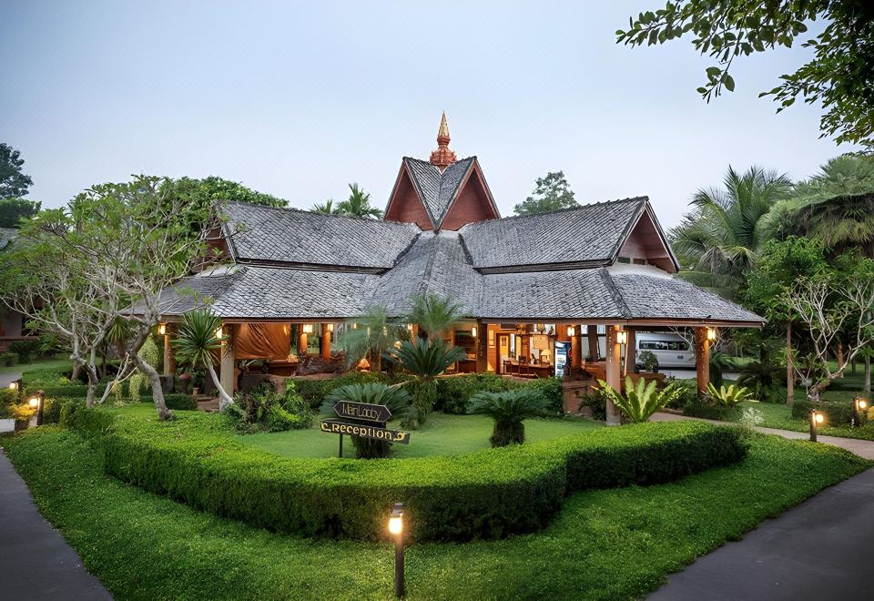 สระว่ายน้ำกลางแจ้งของ Phowadol Resort ล้อมรอบด้วยต้นไม้