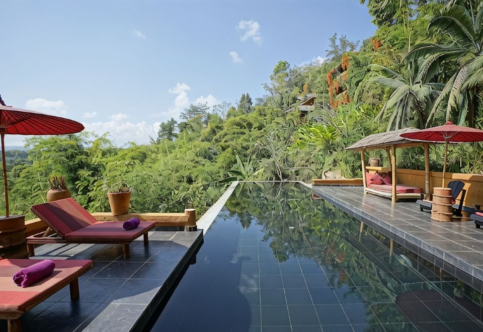 สระว่ายน้ำอินฟินิตี้วิวภูเขาของ Phu Chaisai Mountain Resort บนดอยแม่สลอง