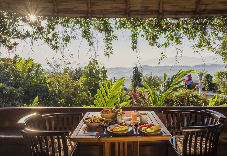 ร้านอาหารไทยริมบ่อปลาท่ามกลางสวนเขียวของรีสอร์ต