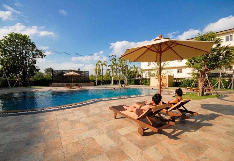 สระว่ายน้ำกลางแจ้งของ Phufa Waree Chiangrai Resort ท่ามกลางสวนเขียวสไตล์ล้านนา