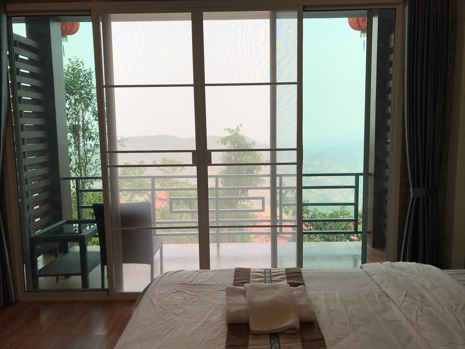 ห้องอาหารและจุดชมวิว 360 องศาของ Phumektawan Resort ยามเช้า
