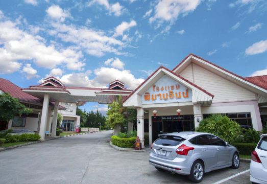 อาคารและทางเข้าโรงแรม Pimanninn เชียงราย