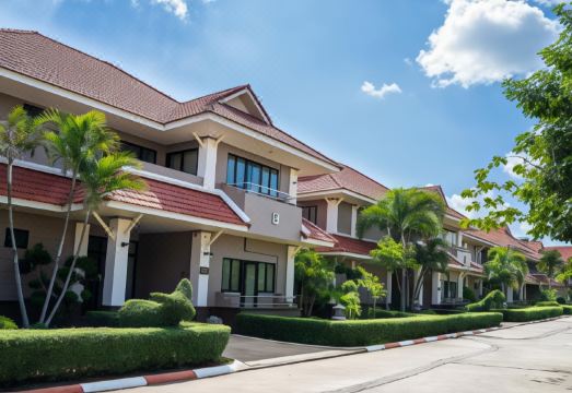 ห้องพักโทนเรียบของ Pimanninn พร้อมเตียงและโต๊ะทำงาน