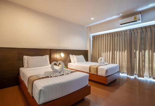 สระว่ายน้ำกลางแจ้งและพื้นที่นั่งเล่นของ Pimanninn