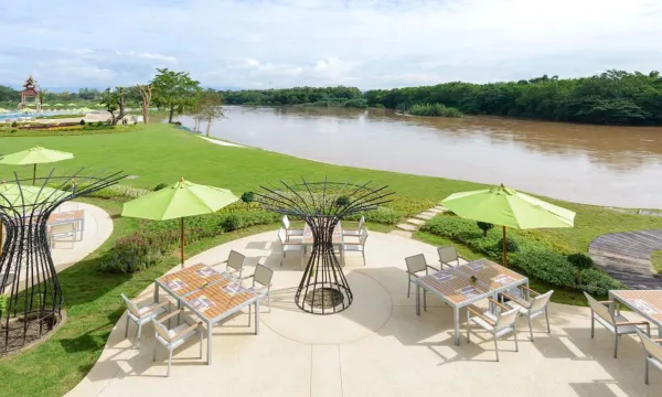 ห้องอาหารของรีสอร์ตตกแต่งสไตล์ล้านนาร่วมสมัย