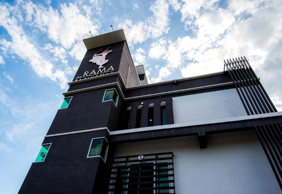 ห้องพักของ The Rama Hotel เชียงราย ตกแต่งเรียบง่ายโทนอบอุ่น เตียงกว้างพร้อมหมอนหลายใบ