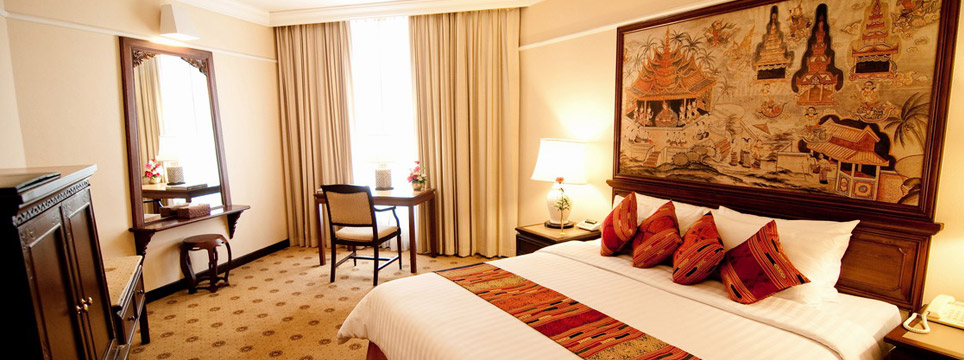 ห้องพักของ Wiang Inn Hotel ตกแต่งด้วยภาพศิลปะล้านนาเหนือหัวเตียง