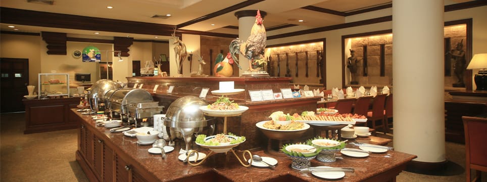 บุฟเฟ่ต์อาหารเช้าที่ห้องอาหารของ Wiang Inn Hotel เชียงราย