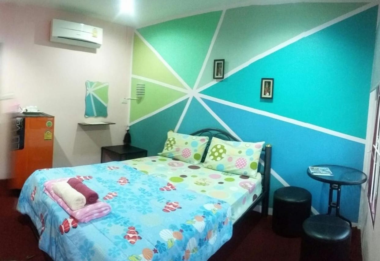 ห้องพักของ Adrian View Resort เกาะสีชัง ตกแต่งโทนสีสันสดใสพร้อมระเบียงส่วนตัว