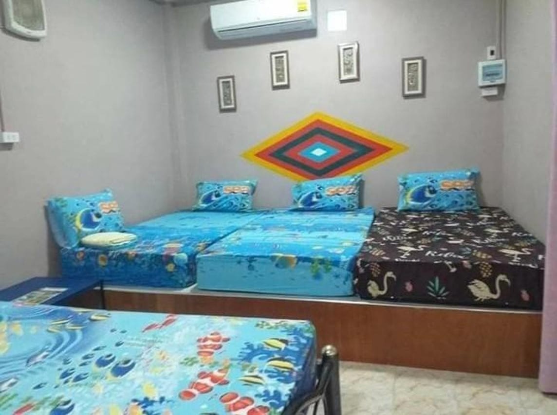 มุมสวนและพื้นที่นั่งเล่นกลางแจ้งของ Adrian View Resort บนเกาะสีชัง จังหวัดชลบุรี