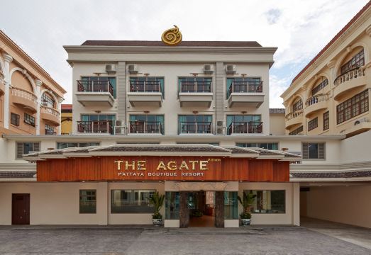 สระว่ายน้ำกลางแจ้งของ The Agate Pattaya ท่ามกลางตึกพักสไตล์ไทยร่วมสมัย