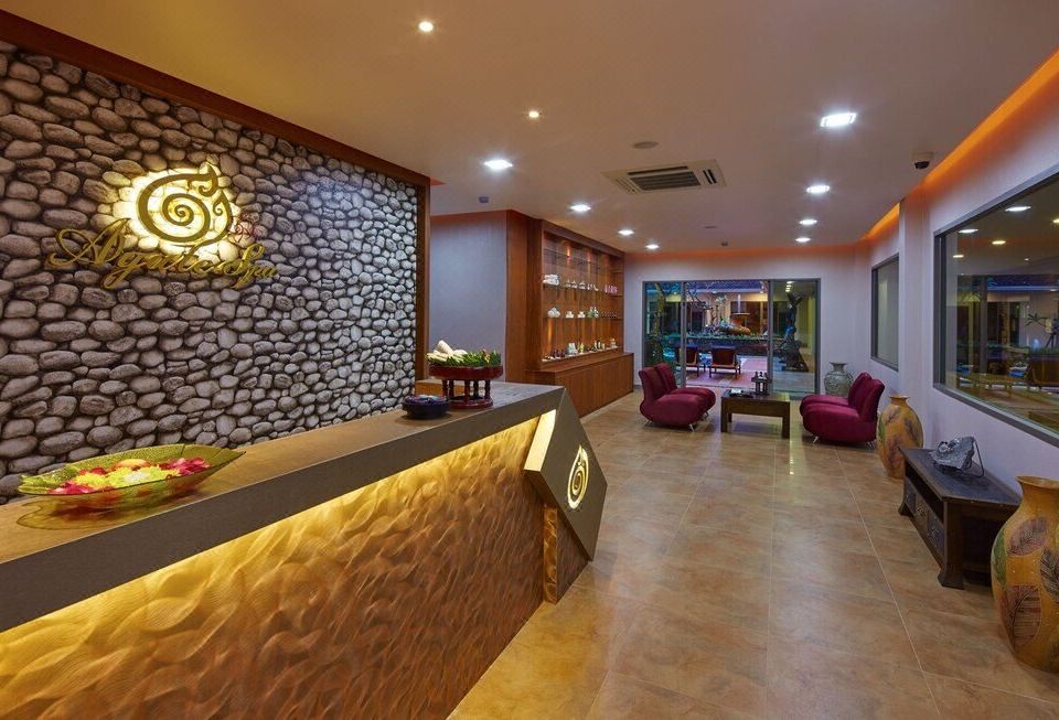 ห้องพักตกแต่งสไตล์ไทยร่วมสมัยของ The Agate Pattaya พร้อมระเบียงวิวสระ
