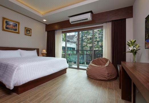 บรรยากาศร้านอาหารและพูลบาร์ของ The Agate Pattaya Boutique Resort