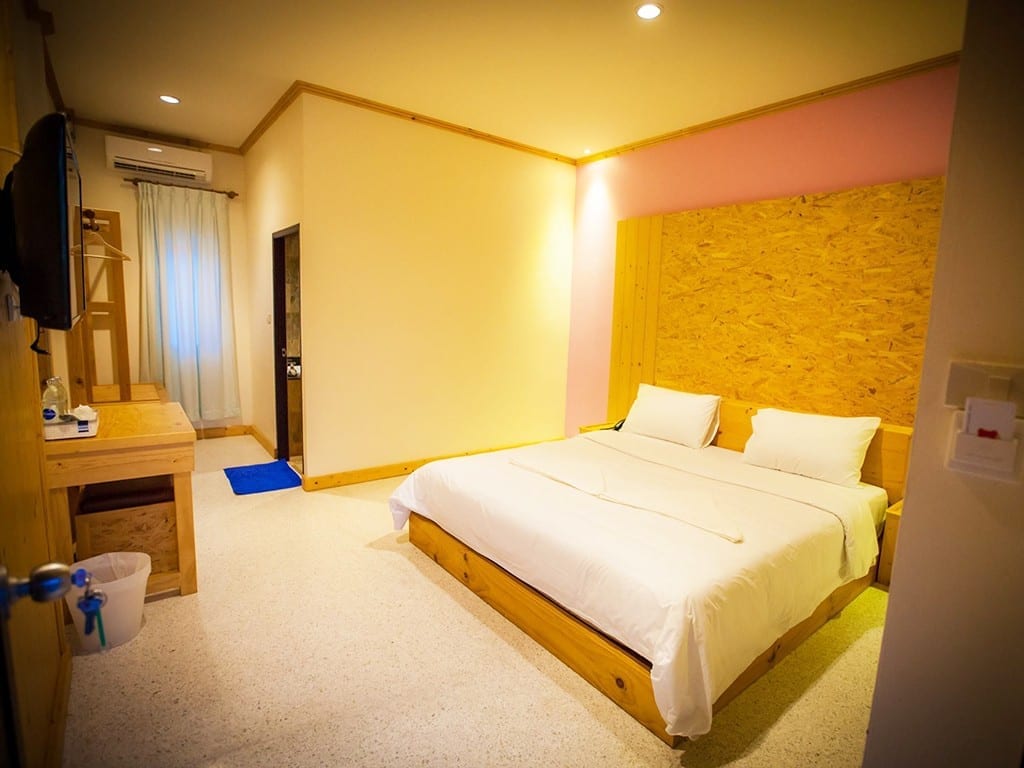 อาคารและพื้นที่ส่วนกลางของ Arcadia Resort ย่านบ่อวิน/ปลวกแดง รอยต่อชลบุรี–ระยอง โทนเรียบในสวน