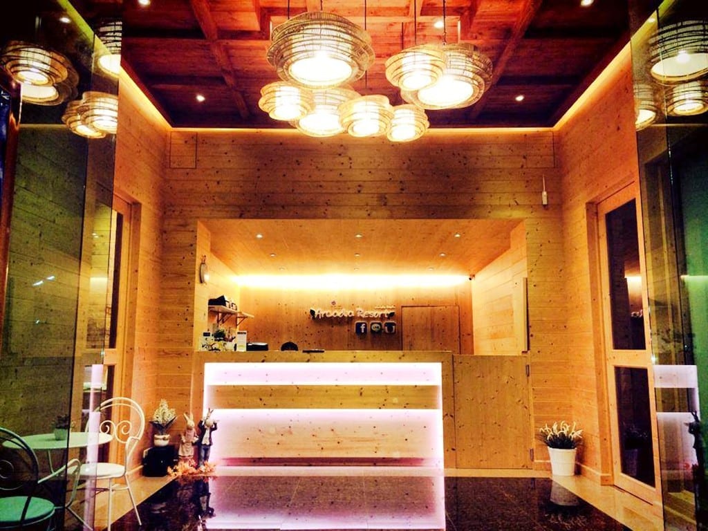 ห้องพักของ Arcadia Resort ตกแต่งสบายตาพร้อมพื้นที่นั่งเล่นและที่จอดรถหน้าห้อง