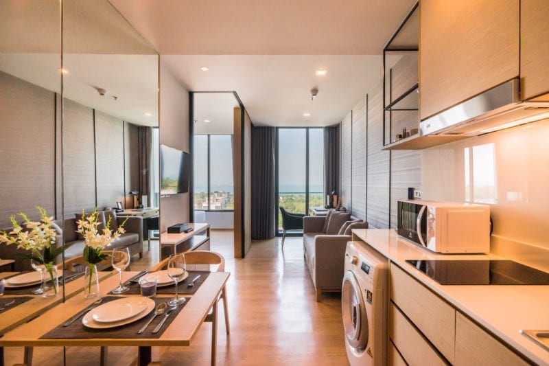ห้องสวีทวิวทะเลของ Arize Hotel Sri Racha ตกแต่งโทนสว่างพร้อมหน้าต่างบานใหญ่มองอ่าวศรีราชา