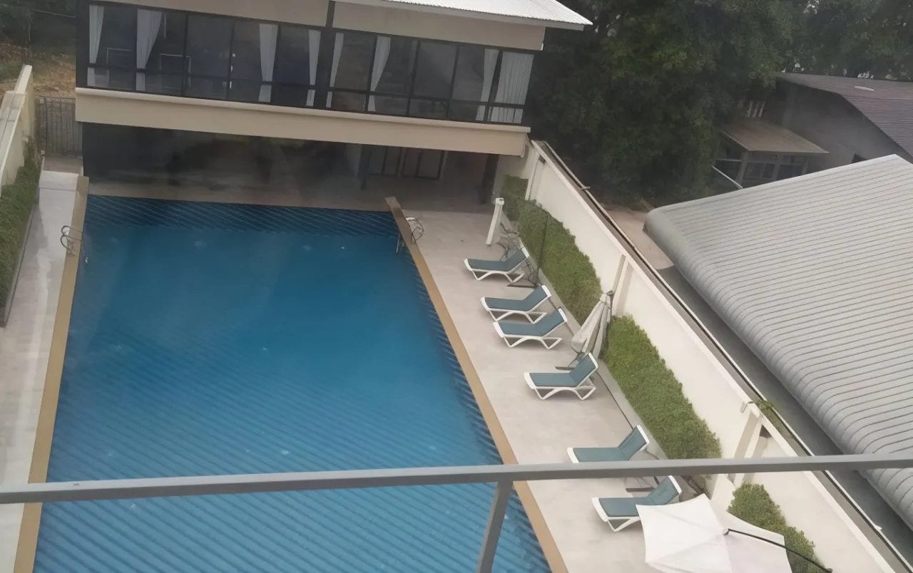 บรรยากาศโดยรวมของ La'moon Resort รีสอร์ตเล็กย่านพลูตาหลวง สัตหีบ ชลบุรี ใกล้สนามบินอู่ตะเภา