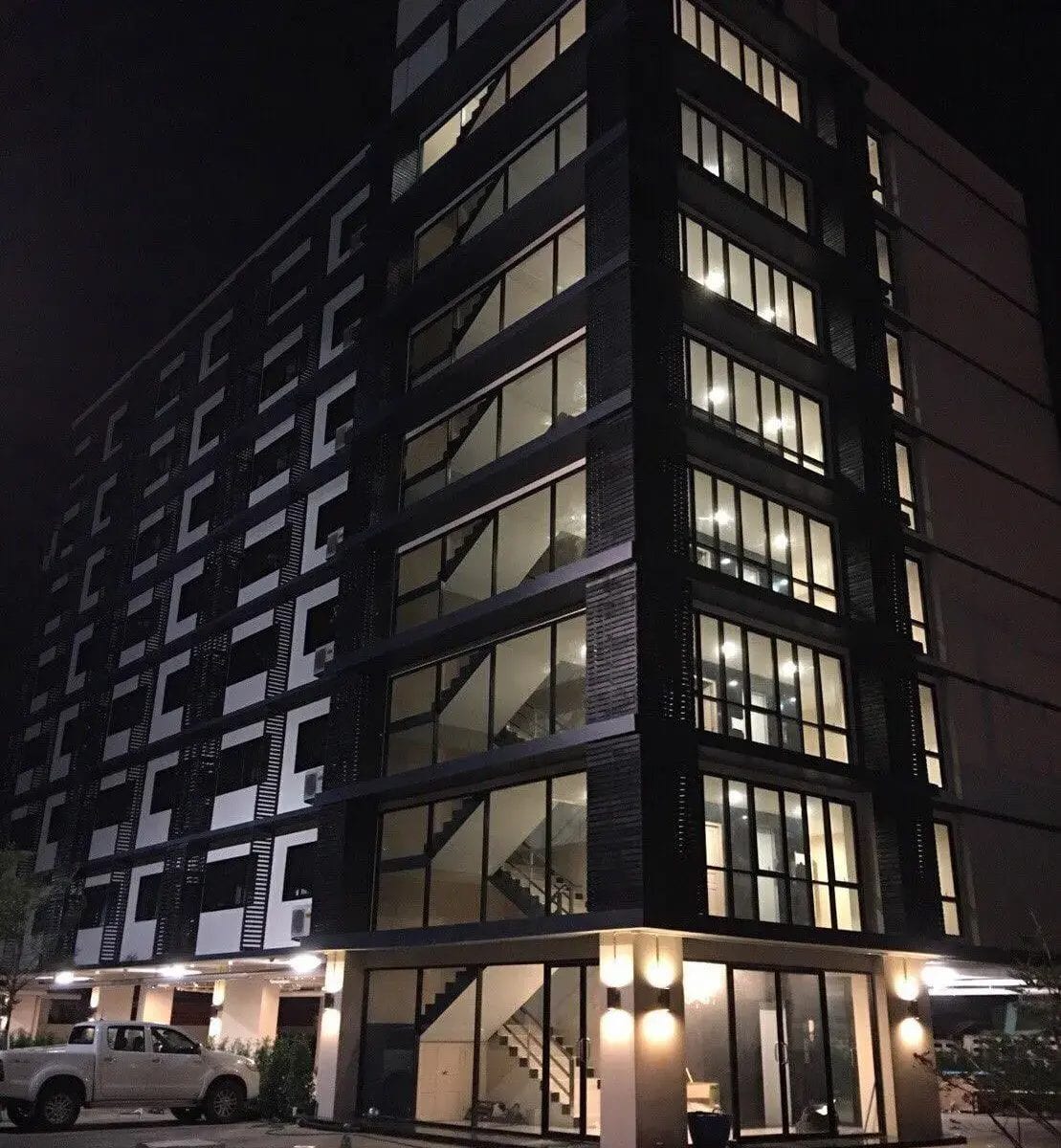 อาคารและบรรยากาศภายนอกของ Avana Laemchabang Boutique Hotel ย่านทุ่งสุขลา ศรีราชา