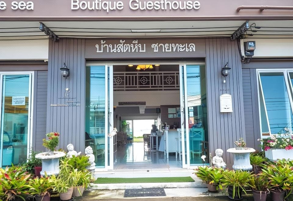 ห้องพักวิวทะเลของ Baan Sattahip by the sea มองออกไปเห็นอ่าวสัตหีบเต็มหน้าต่าง