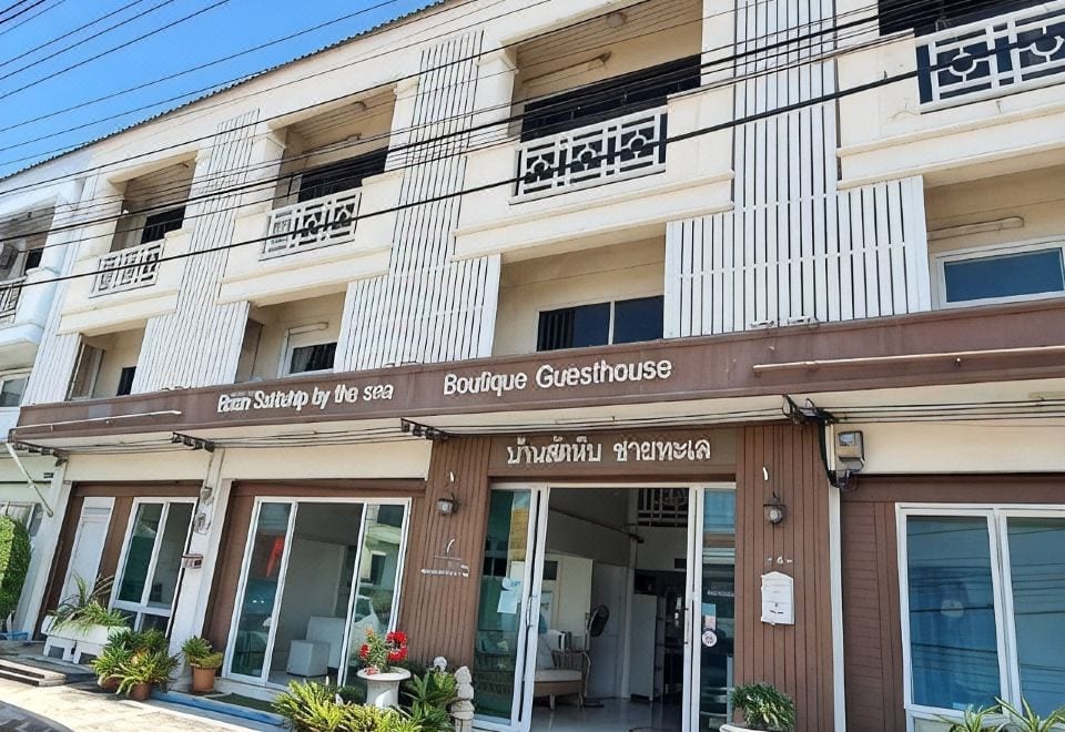 บรรยากาศอ่าวสัตหีบยามเช้าจากที่พัก Baan Sattahip by the sea อ.สัตหีบ ชลบุรี