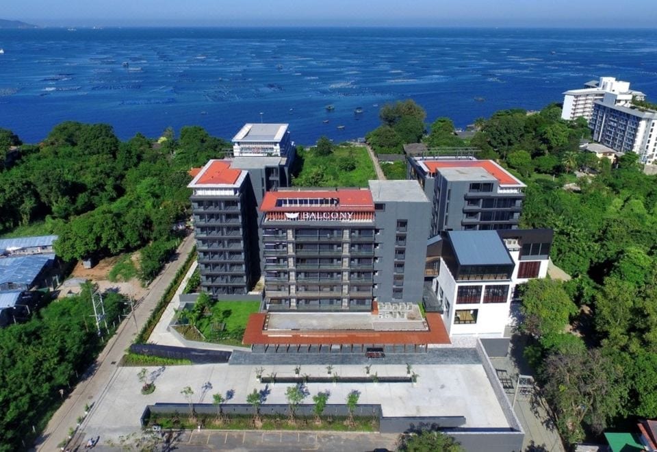 โซนกิจกรรมและบรรยากาศริมทะเลของ Balcony Seaside Sriracha Hotel & Serviced Apartments
