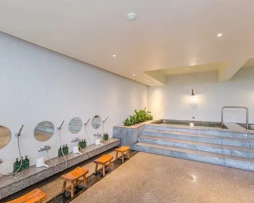 อาคารและสวนไทยร่มรื่นของ Balcony Courtyard Sriracha ย่านสุรศักดิ์ ศรีราชา