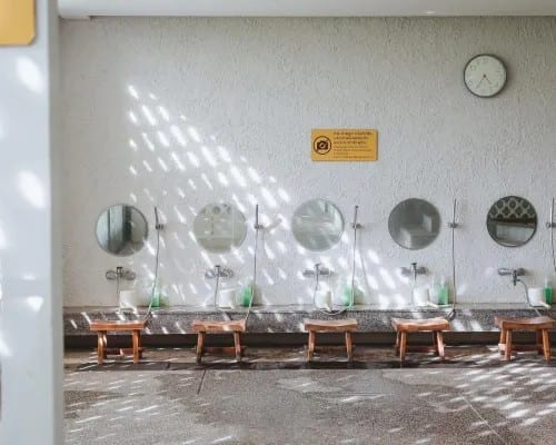 ห้องพักแบบเซอร์วิสอพาร์ตเมนต์ของ Balcony Courtyard พร้อมมุมครัวและพื้นที่นั่งเล่นสำหรับครอบครัว