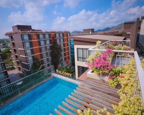 สระว่ายน้ำและโซนพักผ่อนของ Balcony Courtyard Sriracha Hotel & Serviced Apartments