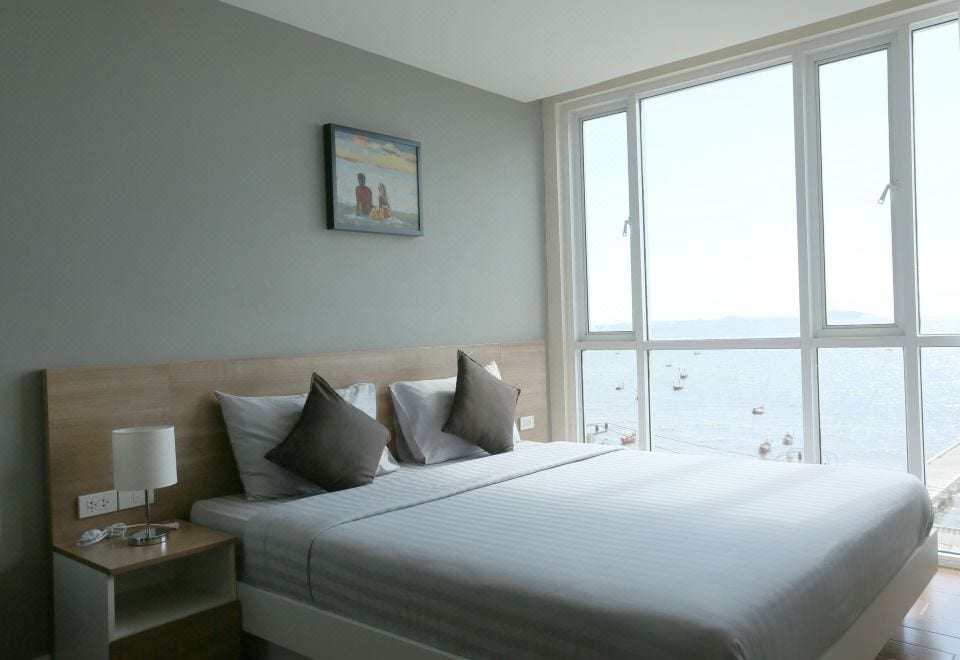 ห้องชุดของ BBG Seaside พร้อมครัวในตัวและพื้นที่นั่งเล่นกว้างตกแต่งสไตล์โมเดิร์น
