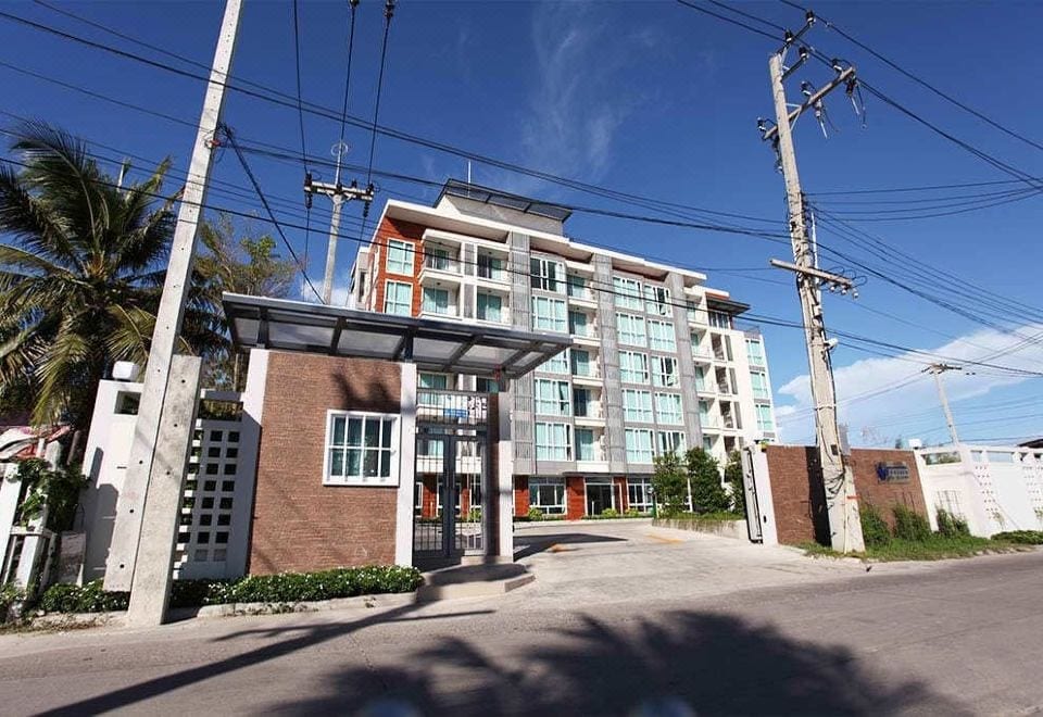 มุมห้องนอนและพื้นที่ใช้สอยภายในห้องชุดของ BBG Seaside Luxurious Service Apartment