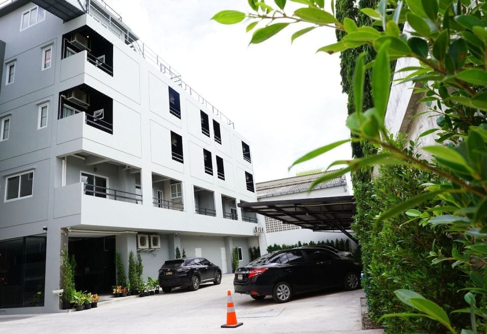 ห้องพักอีกแบบของ B-Black Residence พร้อมเตียงและสิ่งอำนวยความสะดวกพื้นฐาน