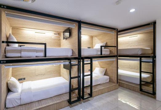 ห้องพักของ The Bedrooms Hostel Pattaya โทนสว่างสะอาดตา