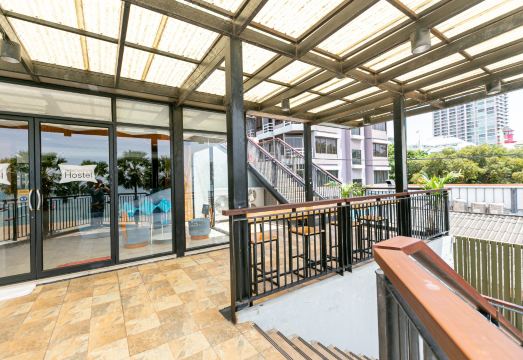 มุมเตียงและพื้นที่นอนภายใน The Bedrooms Hostel Pattaya